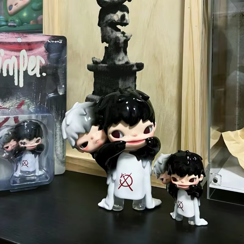 New Arrival False Smile Designer Toys Collection Art: Hirono Simper Figure Lonely Boy Hug Small Size Doll in Black and White